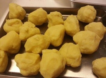 step16: 取出餅皮，分成42g一粒，搓圓。