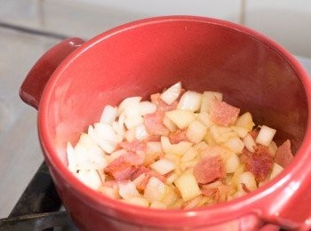 step3: 先加入洋蔥粒炒約 1 分鐘