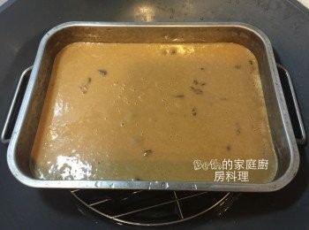 step3: 將低筋麵粉、太白粉、泡打粉逐量加入黑糖水調勻，靜置15分鐘，加入米酒、桂圓、植物油拌勻，倒入方形容器