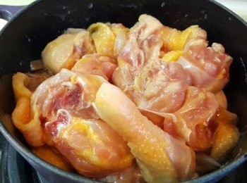 step2: 放入雞件炒至半熟後，再加入花雕酒炒一會。