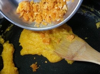 step5: 將奶黃餡用慢火炒到不痴鑊即可,不要炒太耐,否則會流失水份導至會散,加入已經波好或焗好的2隻咸蛋黃碎拌勻後灘凍用食物袋裝起放雪櫃備用