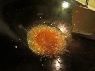step5: 另再烧热油锅，放<span class="group_2">调味料</span>和適量水中火煮1分钟后，放肉塊和芝麻捞匀既可。