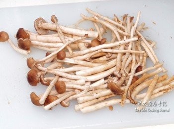 step3: 茶樹菇略洗，切去尾部，並把較長的菇切成兩段備用。