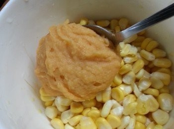 step7: 將過完篩的部份約3份1薯蓉加入已蒸好的粟米粒拌勻待用