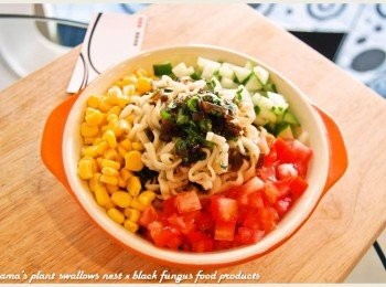 step6: 最後將小黃瓜丁、番茄粒與玉米粒，直接擺放在盤上後，即可食用。