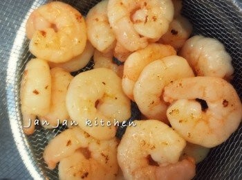 step3: 蝦仁炒熟盛起備用。