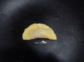 step5: 趁蛋液未凝固.稍微按壓成型.即完成