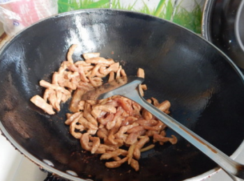 step2: 熱油鍋嗎，爆香薑片，接著加入豬肉，翻炒至豬肉變色，然後再加五香粉炒勻。