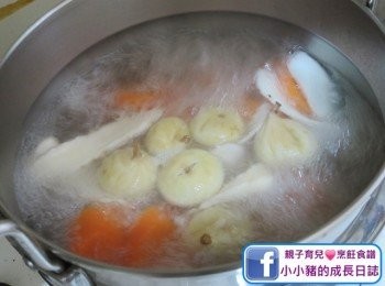 step3: 待滾起後，先用大火加蓋煲約30分鐘~