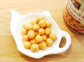 step1: 鷹嘴豆號稱「豆中之王」，在蛋白質功效比、生物利用價值和消化吸收率都遠高於其它豆類，是高營養的豆類植物，富含多種優質球蛋白、人體必需氨基酸，且具備多種營養元素和微量元素，有助兒童智力發育與骨骼生長，對成年人控制血脂、膽固醇、糖尿病，保養中樞神經和心血管保護也有顯著功效。