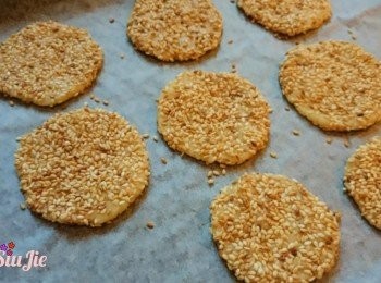 step6: 麵團球放進芝麻中滾動沾上芝麻，壓平，再沾上芝麻，放在焗盤上。用160度焗12分鐘即成。拿出來要放涼一會兒才會鬆脆。