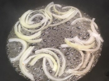 step2: 燒熱油、中火爆洋蔥，下水同煮，加入柚子蜜，糖、鹽，以中火煮滾至收汁，汁料與<a href="https://bit.ly/3zHU5V3" target="_blank" data-keyword="雞翼" class="guide-link"><strong>雞翼</strong></a> <span style="display:inline-block;vertical-align:middle;margin-top:-3px;color:initial;border-radius:3px;padding:2px 3px;font-size:12px;line-height:14px;background:#87d300;color:#fff;">即買</span> 兜勻，上碟，加入青檸汁即成