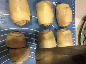 step13: 然後將每個捲好的麵糰切開一半。