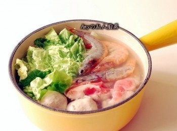 step4: 依序放入米粉及鮮蝦&肉片和小白菜,加入適量的鹽及蔥花調味。