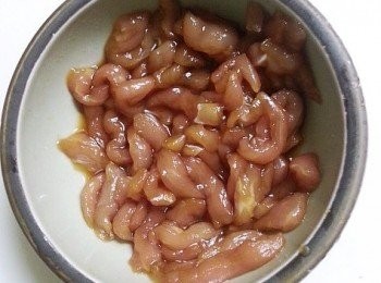 step1: 瘦肉洗淨切條，用醬油，糖醃15分鐘，然後落少許油備用 。