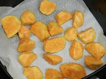 step4: 氣炸鍋內部放上烘焙紙，將地瓜放入且不重疊