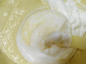 step3: 再加入步驟1打發的蛋白，混合均勻成松餅面糊