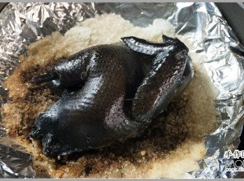 step10: 8.焗好半隻雞後將雞取出，然後重複第4步驟之後處理另外一半的雞。