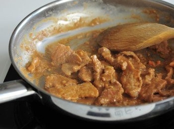 step6: 洗淨煎鑊，放入油，開中火，煎熟牛肉到熟透，最後加入沙嗲汁，待用