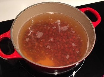step1: 先將紅豆沖淨，再用300ml水浸一晚。將浸軟的紅豆連水倒入鍋中，大火煮滾後，收細火煲半小時，加入冰糖，熄火焗半小時。