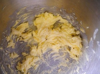 step2: *奶油軟化後，攪拌器稍微再打軟1--2分。