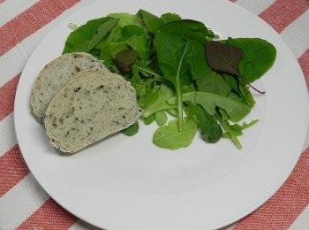 step5: 將青菜與芝麻麵包擺盤