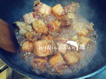 step4: 起一油鍋小火炒冰糖.融化後放入五花肉炒醬色