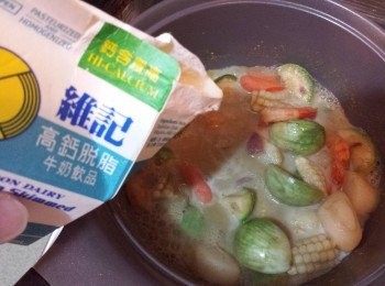 step6: 加入「<span class="group_2">醬汁</span>」煮至滾。