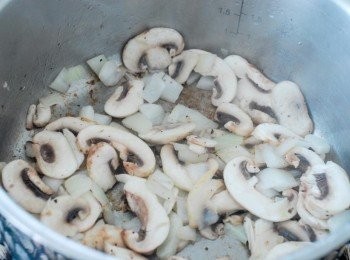 step3: 再下少許油，炒洋蔥和磨菇至軟身，下鹽和黑胡椒粉調味