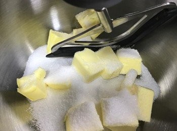 step1: 檸檬洗淨，刨出表面黃色皮備用, 
牛油室溫放軟，加糖攪拌至乳白色