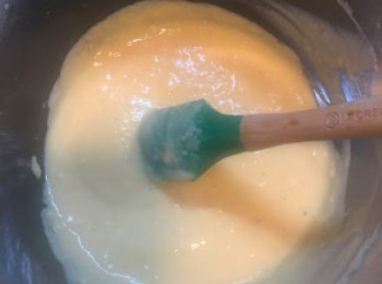 step2: 牛奶微波叮30秒，加入10-20g糖搞溶。（視乎個人口味）
再加兩隻蛋黃，雲拿尼籽搞混。