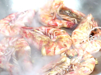 step4: 待兩邊煎上色後, 加入料酒, 蓋上鍋蓋, 把蝦子煮至7、8分熟。