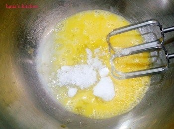 step2: 蛋稍為打到發泡後加入砂糖.再打到整個呈現乳白色濃綢狀.