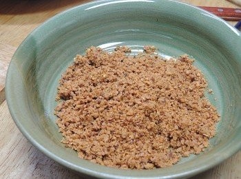 step4: <span class="group_2">豆酥</span>先擺入碗中