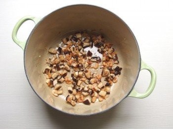 step2: 準備一個湯鍋,熱鍋後倒入少許蔬菜油爆香紅蔥頭末,依序加入香菇丁及蝦米拌炒出香氣