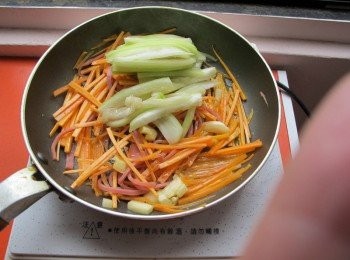 step3: 接著放入絲瓜絲拌炒悶煮