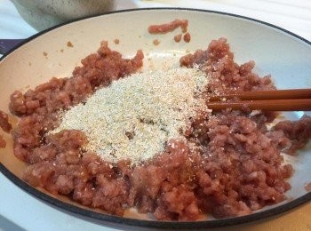 step2: 將麻油、生抽、燕麥糠和胡椒粉等等與瘦肉碎混合。 逐少加入浸菇水到豬肉至完全吸收。