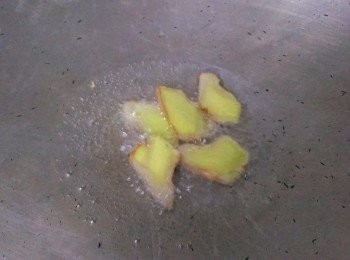 step1: 薑片先爆香