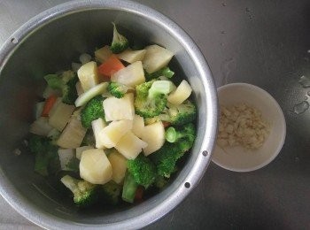 step2: 洗淨花椰菜並再對切、削地瓜皮並洗淨切塊、削胡蘿蔔皮並洗淨切塊、蒜頭敲碎、青蔥切珠、辣椒切碎，醬油備用；