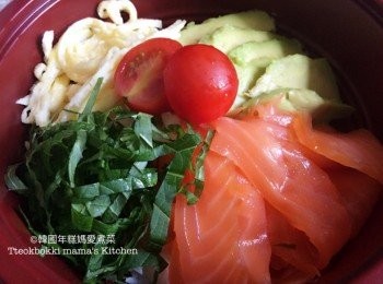 step2: 把熱飯放入碗內，將適量煙三文魚及剛才準備好的材料放上飯面。