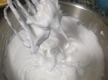 step3: 蛋白打略發後擠ㄧ點點檸檬汁(可讓蛋白霜更穩定),接著打，並分三次把糖加入一起打，打到硬性發泡,拉起打蛋器時蛋白霜是直挺的即可。