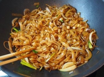 step4: 下調味料：生抽 3 湯匙，老抽 3 湯匙，糖 1 茶匙