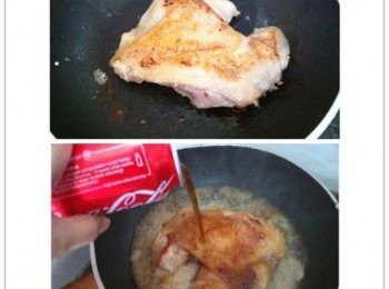 step2: 取出平底鍋，把雞腿煎至金黃色，然後倒入280ml可樂煮滾。