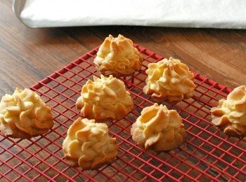 step9: 出爐後先待涼 5 分鐘，然後放到網架上放涼至完全冷卻即成。