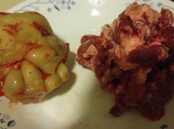 step1: 榨菜浸水最少半小時,牛肉加醃料醃15分鐘,因榨菜咸度不同可切少少試味,浸好後切薄片