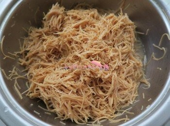 step4: 麵線泡水10分.洗乾淨到水不混濁.剪成小段備用