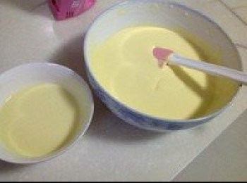 step6: 然後再分次加入煉乳，也是加一次，都要拌勻一次，不能偷懶，一定要慢慢拌勻。