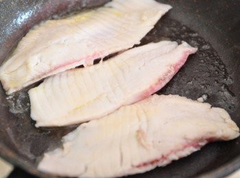 step2: 先將奶油加熱後，放入鯛魚片兩面香煎