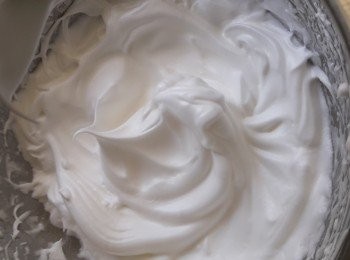 step2: 加旦白塔塔粉，以打旦器高速打發旦白至泡沫幼細後，分三次加入砂糖。