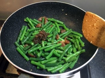 step4: 加入四季豆一齊炒
再加入燒酒、XO醬、鹽和糖調味
炒至豆全熟即可上碟